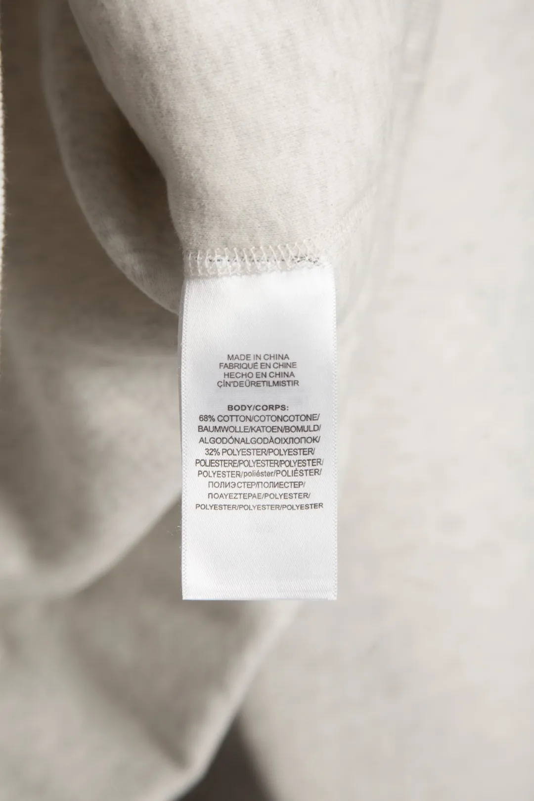 P240 Actual photo [Evergreen for all seasons] Style number: 25003# Color: off-white/light pink/light blue/oatmeal gray/light floral gray/dark floral gray/red/brown/black and red label/black and white label/saffron label/hidden white label Size: S to 370g double-sided cotton heavyweight fabric✅ - Original same 7.5CM widened thread processing✅ - Front collar patchwork triangle block, four-needle six-thread topstitch design✅ - RL four-season classic style, loose fit, easy for both men and women to control, simple and clean, versatile, no mistakes, exposed topstitching, patchwork triangle, 1.3cm retro primary color hook drawstring, full of details